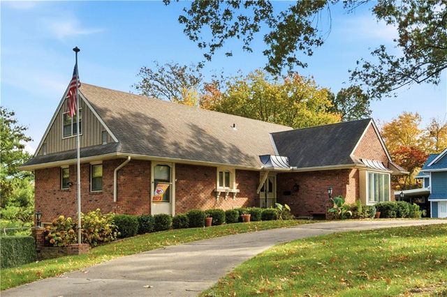 6817 Lakeshore Drive, Raytown, MO 64133