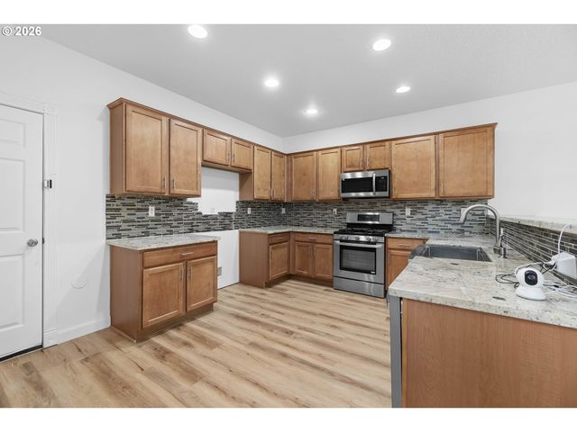 4220 Se ROSE PETAL Pl, Hillsboro, OR 97123