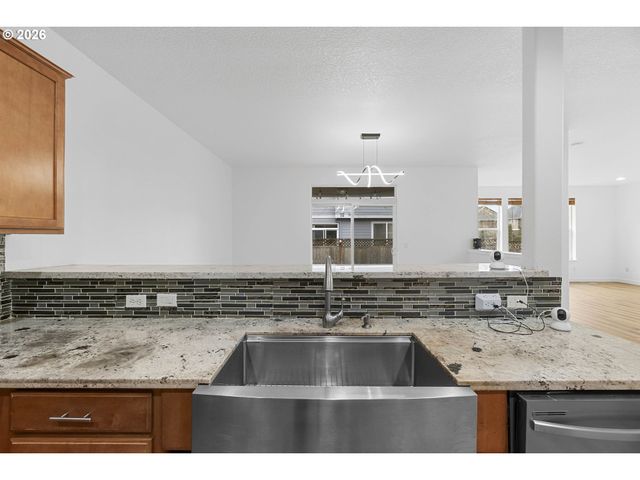 4220 Se ROSE PETAL Pl, Hillsboro, OR 97123