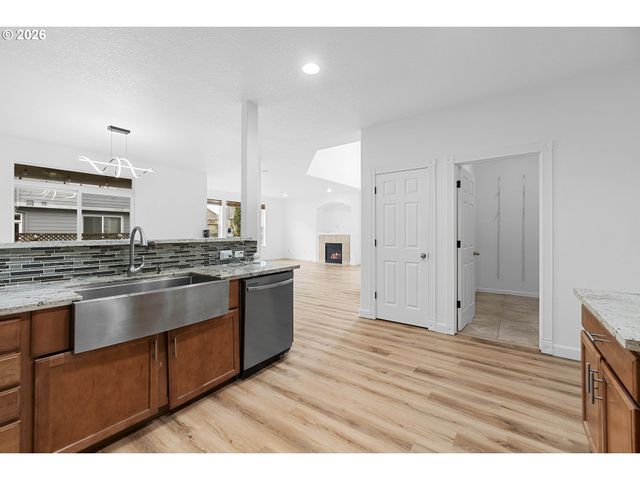 4220 Se ROSE PETAL Pl, Hillsboro, OR 97123