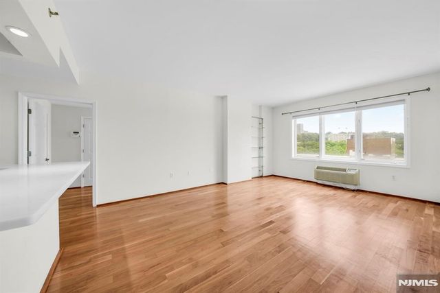 2110 City Place 2110, Edgewater, NJ 07020