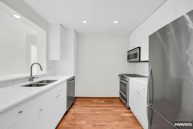 2110 City Place 2110, Edgewater, NJ 07020