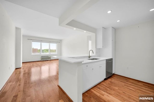 2110 City Place 2110, Edgewater, NJ 07020