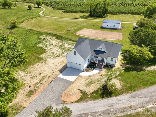 72 Canary Lane, Hendersonville, NC 28792