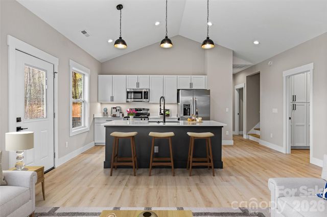 72 Canary Lane, Hendersonville, NC 28792