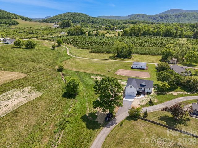 72 Canary Lane, Hendersonville, NC 28792
