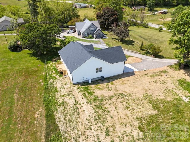 72 Canary Lane, Hendersonville, NC 28792