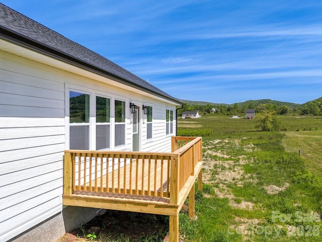 72 Canary Lane, Hendersonville, NC 28792