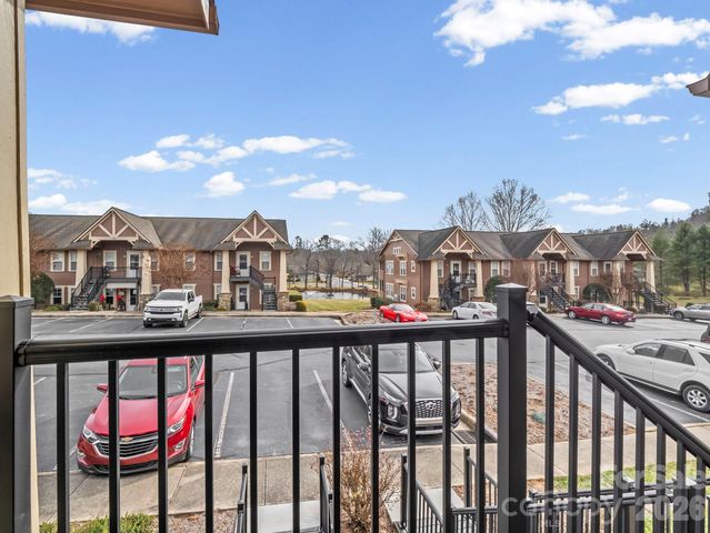 1002 Deermouse Way, Hendersonville, NC 28792