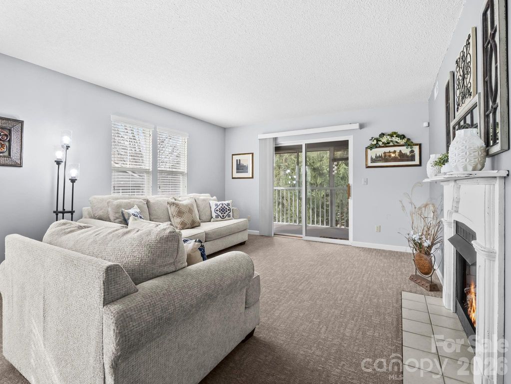 1002 Deermouse Way, Hendersonville, NC 28792