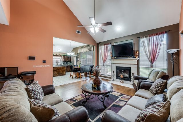 305 Ravenna Road, Lake Dallas, TX 75065