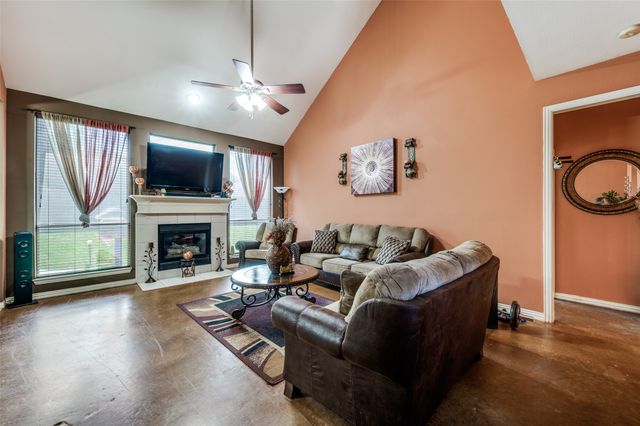 305 Ravenna Road, Lake Dallas, TX 75065