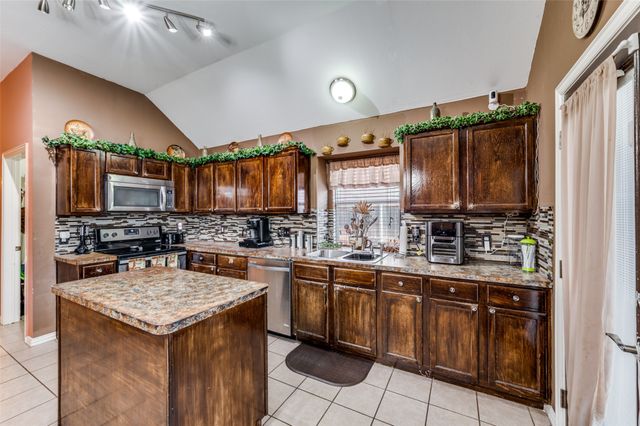 305 Ravenna Road, Lake Dallas, TX 75065