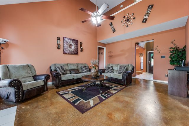 305 Ravenna Road, Lake Dallas, TX 75065