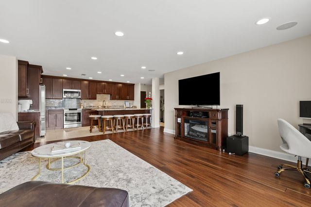 1777 W CRYSTAL Lane 307, Mount Prospect, IL 60056