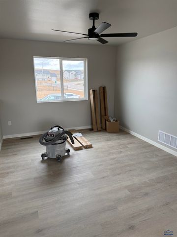 869 BUSHNELL CT, Box Elder, SD 57719