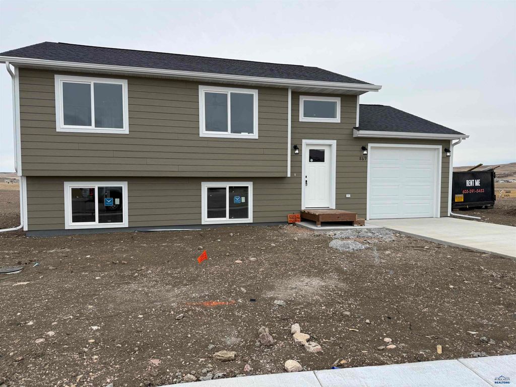 869 BUSHNELL CT, Box Elder, SD 57719