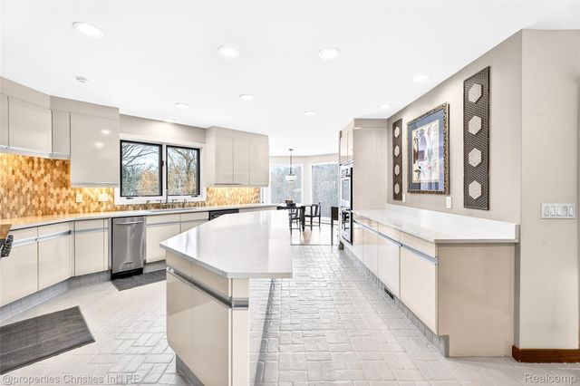 291 Barden Road, Bloomfield Hills, MI 48304