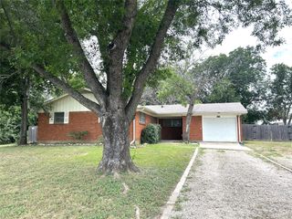 1102 S Louisiana Street, Grandview, TX 76050