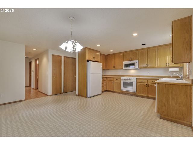 1722 HARTFORD Dr, Forest Grove, OR 97116