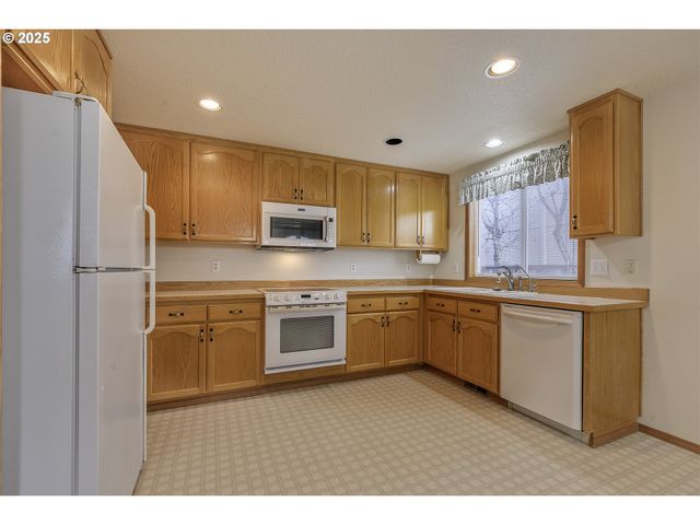 1722 HARTFORD Dr, Forest Grove, OR 97116