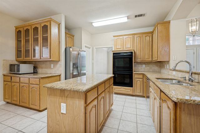 1052 E Seminole Trail, Carrollton, TX 75007
