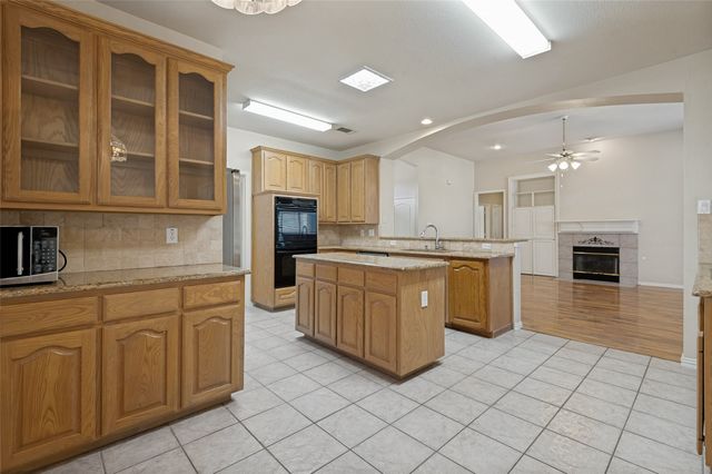 1052 E Seminole Trail, Carrollton, TX 75007