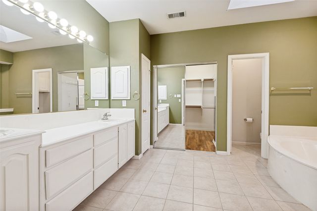 1052 E Seminole Trail, Carrollton, TX 75007