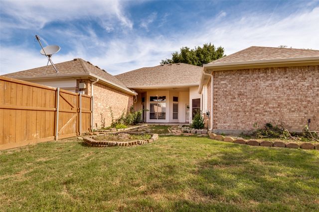 1052 E Seminole Trail, Carrollton, TX 75007