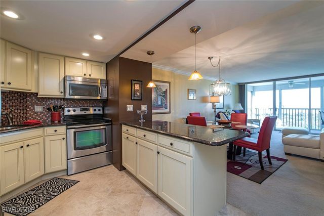 3 Bluebill AVE 704, Naples, FL 34108