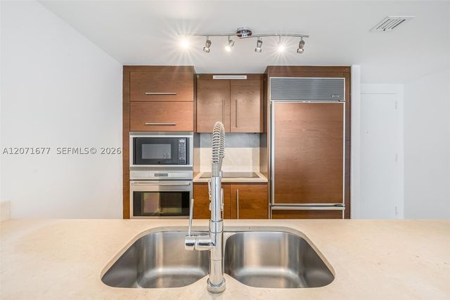475 Brickell Ave 3811, Miami, FL 33131