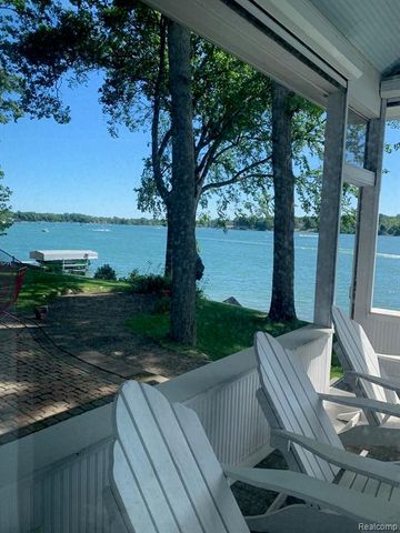 3895 Dorothy -- Main House Lane, Waterford, MI 48329