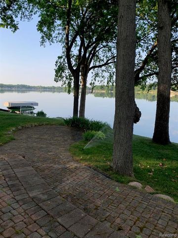 3895 Dorothy -- Main House Lane, Waterford, MI 48329