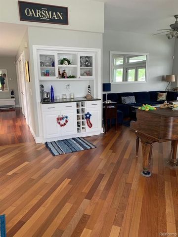 3895 Dorothy -- Main House Lane, Waterford, MI 48329