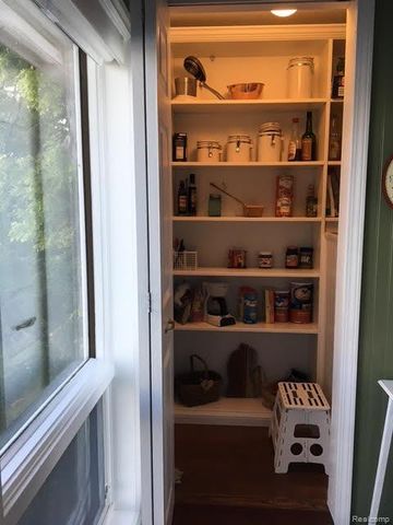 3895 Dorothy -- Main House Lane, Waterford, MI 48329