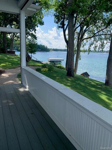 3895 Dorothy -- Main House Lane, Waterford, MI 48329