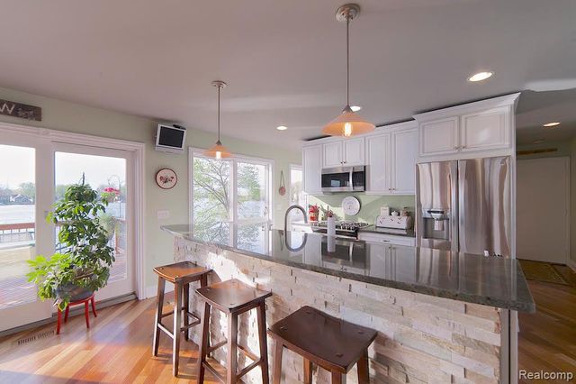 3895 Dorothy -- Main House Lane, Waterford, MI 48329