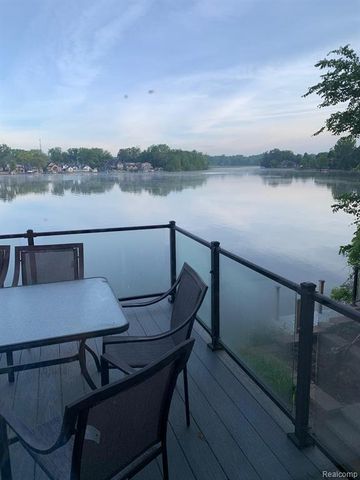 3895 Dorothy -- Main House Lane, Waterford, MI 48329