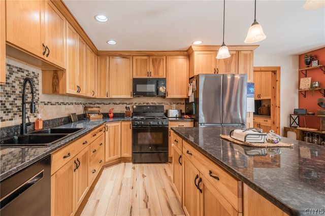 8824 Gaskin Road, Clay, NY 13041