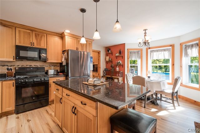 8824 Gaskin Road, Clay, NY 13041