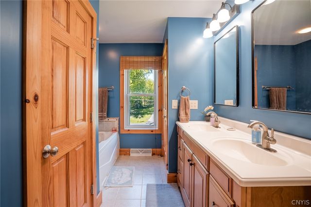 8824 Gaskin Road, Clay, NY 13041