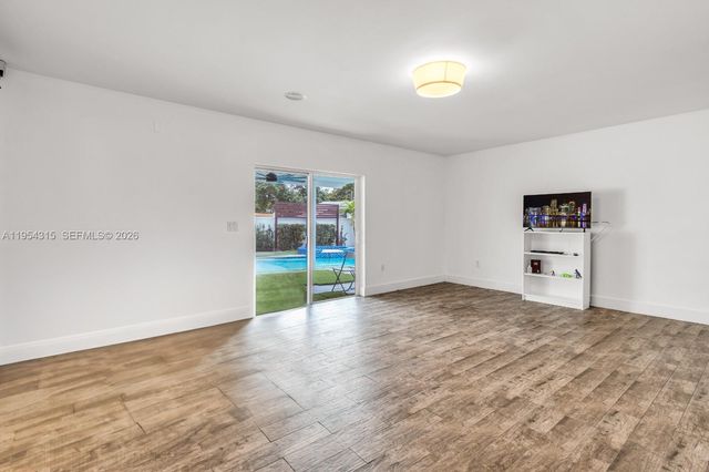 1040 N Royal Poinciana Blvd na, Miami Springs, FL 33166