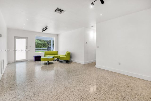 1040 N Royal Poinciana Blvd na, Miami Springs, FL 33166