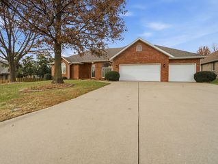 1191 W Shawnee Street, Springfield, MO 65810