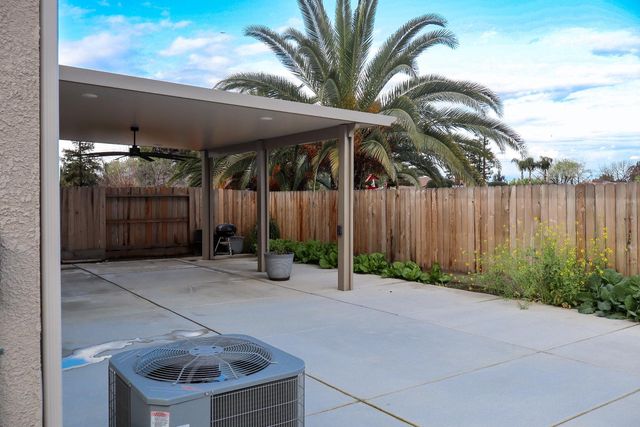 672 N Apricot, Fresno, CA 93727