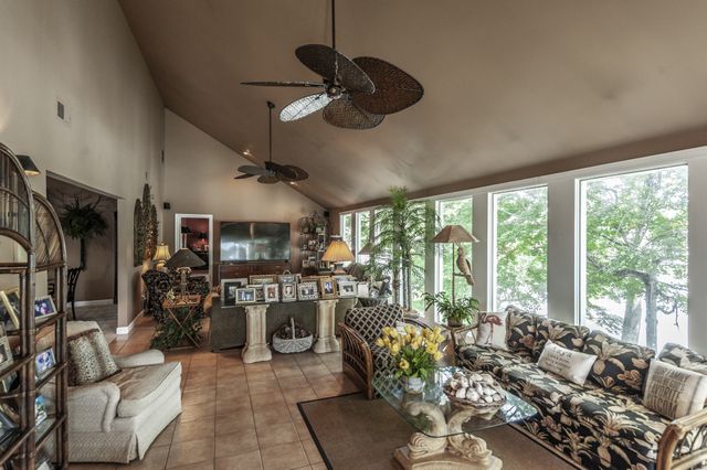 601 Indian Lake Rd, Hendersonville, TN 37075