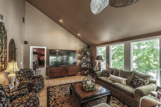 601 Indian Lake Rd, Hendersonville, TN 37075