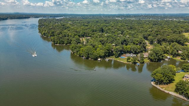 601 Indian Lake Rd, Hendersonville, TN 37075