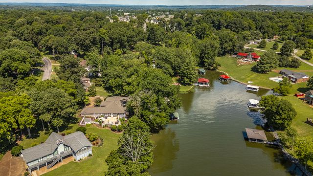601 Indian Lake Rd, Hendersonville, TN 37075