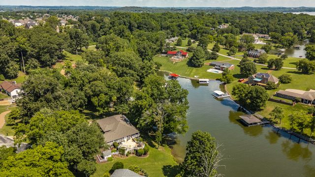 601 Indian Lake Rd, Hendersonville, TN 37075